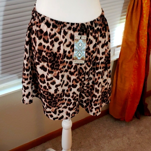 BOOHOO Flowy Leopard Shorts - Picture 3 of 3